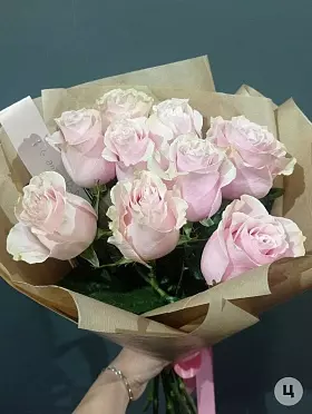 9 нежно-розовых роз в крафте