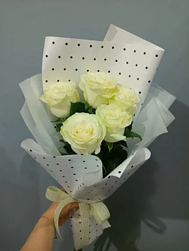 5 белых роз