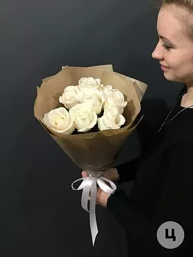 9 белых роз в крафте